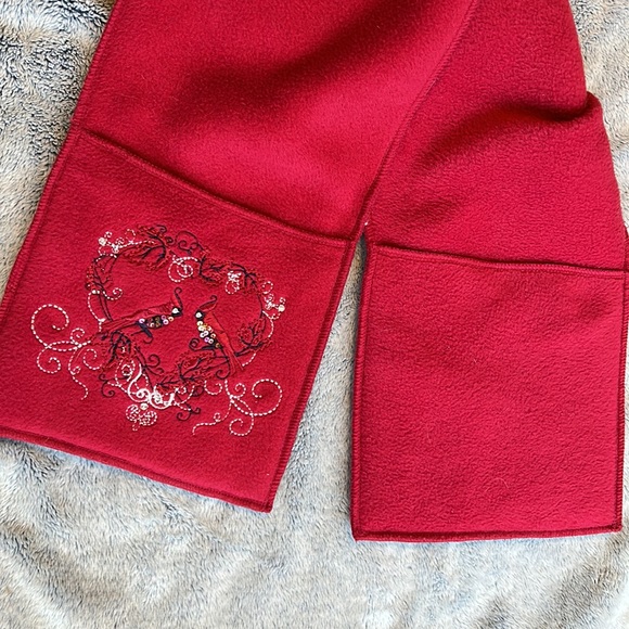 NORTHERN REFLECTIONS💫Women’s Soft Red Embroidered Winter Pocket Scarf - Picture 5 of 7